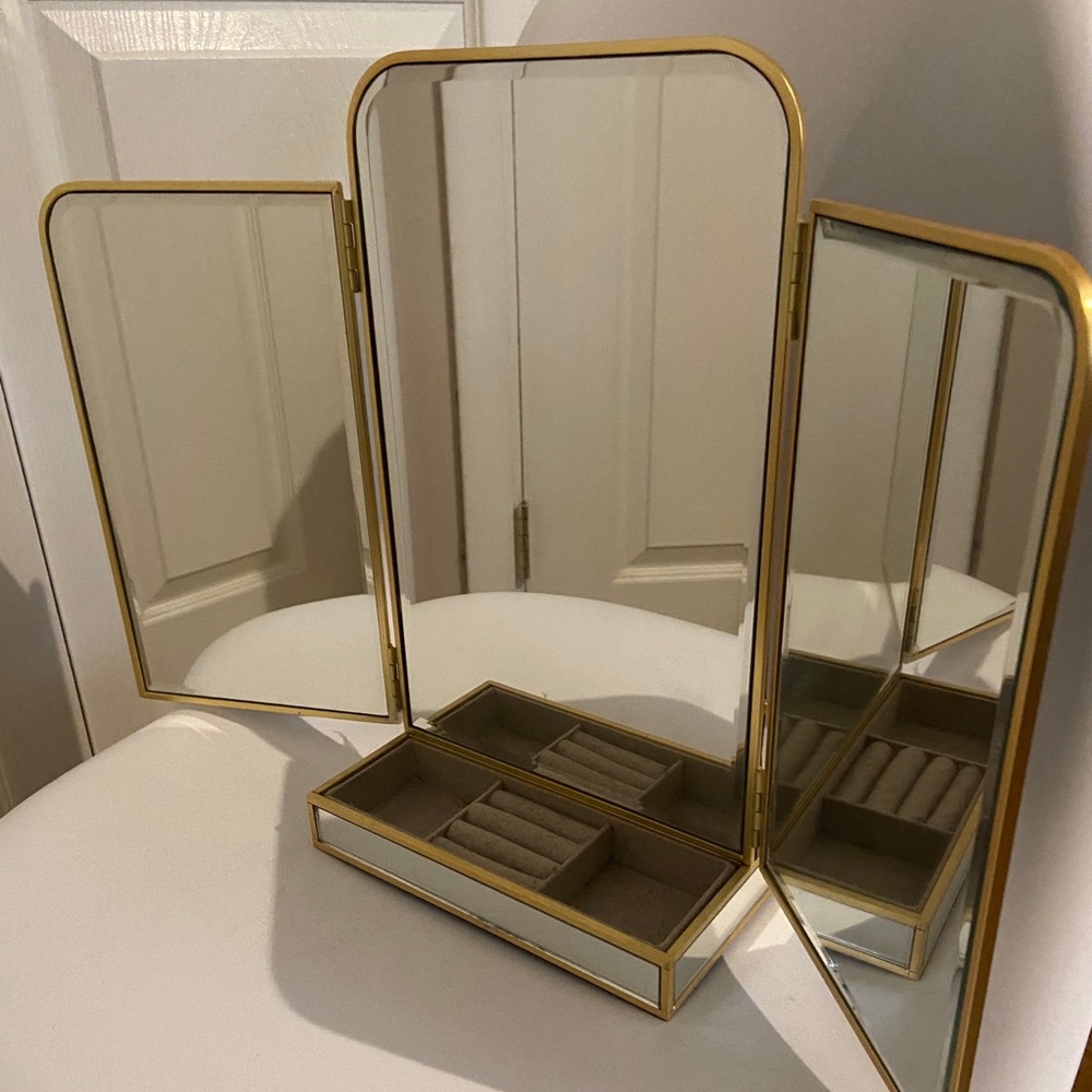 Vanity mirror